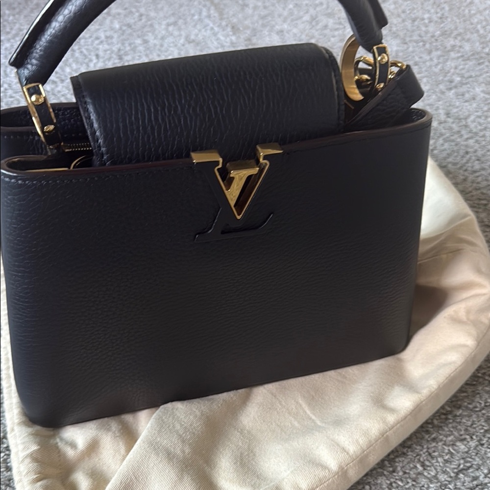 Louis Vuitton Black Crossbody Bag with Textured Leather - Picture 6 of 15